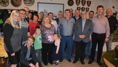Bild: jr
Mit vielen Gästen feierte am Samstag Dieter Franke (Siebter von rechts) im Mitterteicher Schützenhaus seinen 60. Geburtstag. Dazu gratulierten ihm Gattin Petra (links neben ihm), Sohn Tobias (Zweiter von links) und die gesamte Familie. Weitere Gratulanten waren (von rechts) Alfred Koch (Waldsassen), Gauschützenmeister Manfred Zölch sowie Mitterteichs Schützenmeister Wolfgang Friedl (Fünfter von rechts).