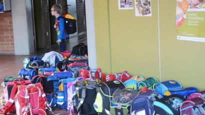 Symbolbild: Gabi Schönberger
Für Ganztagsbetreuung benötigen Grundschulen Platz - für Schüler und ihre Schulranzen - und sie benötigen Personal. Möglicherweise müssen die Betreuungsplätze aber auch von Kinderhorten bereitgestellt werden. Die Zuständigkeit ist laut Wolfgang Hohlmeier noch nicht geklärt.