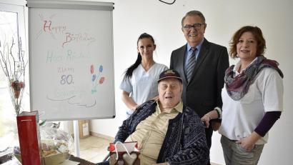 Bild: sck
Gratulation zum 80. Geburtstag (von links): Pflegefachkraft Natalia Swidulescu, Jubilar Herbert Rödel, Zweiter Bürgermeister Herbert Lehner und Betreuungsassistentin Heike Hirschmüller.