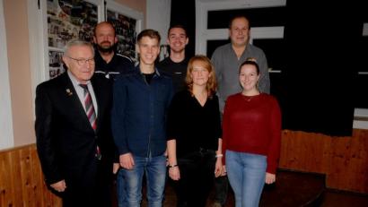 Bild: bey
Stadtrat Dr. Peter Trstan (links) lobt Einsatz der Dorfgemeinschaft Miesbrunn für ihren Ort und wünscht dem neuen Vorstand mit Vorsitzenden Christian Wild, zweiter Vorsitzender Lydia Windirsch, Schriftführerin Luisa Beigler (vordere Reihe von links) und den Beisitzern Franz Josef Frischholz, Lorenz Sambauer und Willi Striegl alles Gute.