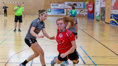 Bild: gud
Magdalena Streit (hier im Spiel gegen die HG Eckental) konnte sich mit viel Körpereinsatz auch gegen die HG Amberg immer wieder durchsetzen und konnte sich neun Mal in die Torschützenliste eintragen.