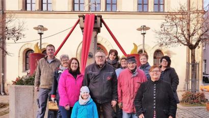 Bild: stg
Viele fleißige Helfer sorgten dafür, dass der Adventsbrunnen wieder Gestalt annahm.