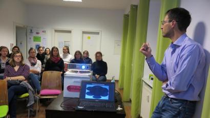 Bild: jzk
Wenn die Darmflora aus dem Gleichgewicht gerate, zeige sich das oft durch eine erhöhte Infektanfälligkeit, betonte Dr. Florian Hage (rechts) in seinem Vortrag.