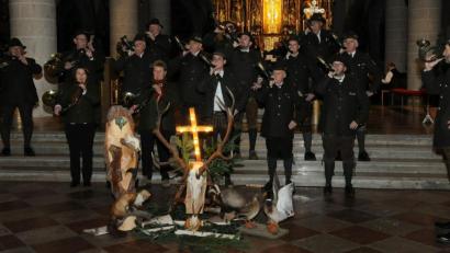 Bild: gf
Jagdhornbläser der Kreisgruppe eröffneten mit ihrem neuen Hornmeister Hans Renner (rechts) die Hubertus-Messe.