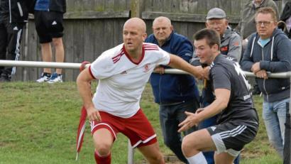 Bild: gb
Die SpVgg Wiesau (links Peter Trottmann), Szene vom 1:1 bei der SG Mitterteich II/Steinmühle (rechts Dominik Krieglsteiner), überwintert in der Kreisliga Süd mit 33 Punkten auf Platz vier. Das Tabellenbild ist jedoch schief, denn die SpVgg hat zwei Spiele weniger ausgetragen als Spitzenreiter FC Lorenzreuth (36).