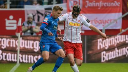 Bild: Armin Weigel/dpa
Der Regensburger Maskenmann Benedikt Gimber (rechts) attackiert in dieser Szene Konstantin Kerschbaumer.