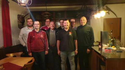 Bild: fla
Julian Reil (Dritter von rechts) ist der neue Vorsitzende der Clubberer, Bernhard Lindner (Zweiter von links) sein Stellvertreter. Erwin Bock (Vierter von links) wurde in der Jahreshauptversammlung für seine 30-jährige Mitgliedschaft geehrt.