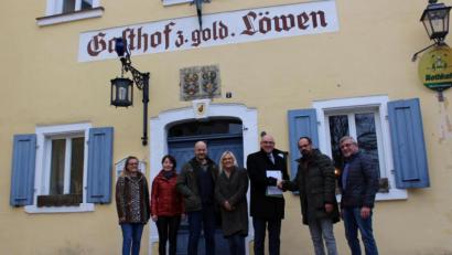 Bild: fphs
Zur Übergabe des Förderbescheids für die Restaurierung des „Goldenen Löwen“ kamen (von links) Daniela Pöhlmann von der Stewog, Martina Prucker vom Bauamt, Bauamtsleiter Stefan Büttner, Krystina Stegert, Oberbürgermeister Oliver Weigel, Reinhard Stegert und Max Wittmann.