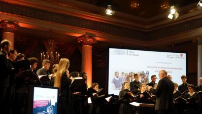 Bild: Susanne Wolke
Der Neue Kammerchor der Hochschule für katholische Kirchenmusik Regensburg trug „The Passing of the Year“ von Jonathan Dove vor.
