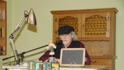 Bild: mmj
Im Saal des Caritashauses las Heinrich Mayer Geschichten aus seinem Buch "Der Ameisenbaum".