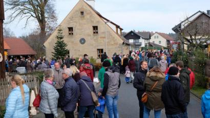 Bild: do
Das Gelände rund um das historische Hirthaus wird zum gemütlichen Plauder-Treff.
