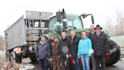 Bild: Susanne Forster
Michael Aulbach vom Büro Planwerk Regionalmanager der Ikom Stiftland Markus Frank, Landwirt Mario Rössler aus Naab, Ikom-Geschäftsführer Wolfgang Kaiser, Ikom-Verbandsvorsitzender Roland Grillmeier, Lisa Berner vom Büro Team 4, Zweiter Bürgermeister von Bärnau Michael Schedl und Neualbenreuths Bürgermeister Klaus Meyer.