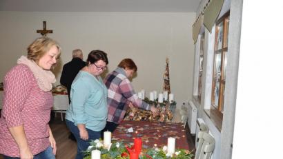 Bild: fjo
Der erste Advents- und Weihnachtsbasar der Ministrantengruppe stößt bei Machern und Interessenten gleichermaßen auf große Bewunderung.
