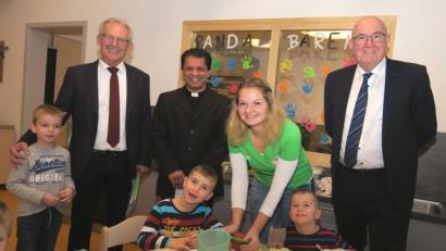 Bild: Hirsch
Bürgermeister Harald Bemmerl, Pfarrer Stefan und Dekan Hans Amann (von links) freuten sich mit den Kindern und Kinderpflegerin Tina Sumbiller über die Bedingungen mit neuem Kindergarten mit Kinderkrippe.