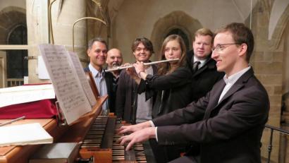 Bild: jzk
Pfarrer Thomas Kraus (Zweiter von rechts) sowie die HuK-Vorsitzenden Leonhard Zintl und Georg Wagner sich bei Moderator Lukas Zintl, Flötistin Johanna Nickl und Organist Florian Löw (von links) für das eindrucksvolle Kirchenkonzert.