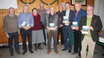 Bild: wro
Der 27. Band von „Wir am Steinwald“ wurde am Samstagabend in Wiesau vorgestellt. Bürgermeister Toni Dutz (rechts) gratulierte zum neuen heimatkundlichen Werk in gebundener Form.