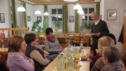 Bild: jzk
Das himmlische Paradies übersteige bei weitem das menschliche Vorstellungsvermögen, war eine der Kernaussagen beim geistlichen Vortrag von Pater Klaus Kniffki (stehend) aus Tirschenreuth.