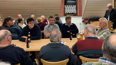 Bild: mez
Sehr gut besucht war die Bürgerversammlung im Ahornberger Feuerwehrhaus, bei Zweiter Bürgermeister Josef Hecht (stehend) unter anderem Fragen zum geplanten Rathausneubau beantwortete.
