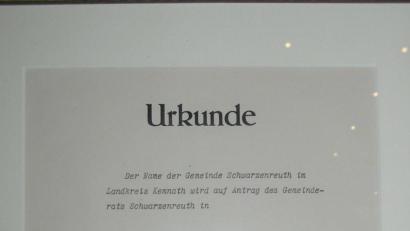 Bild: öt
Die historische Urkunde von der Umbenennung der Gemeinde Schwarzenreuth in Gemeinde Neusorg am 17. November 1949 lag den Gästen zur Ansicht vor.