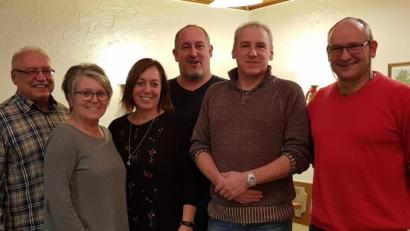 Bild: exb
Thomas Zöller (rechts) wurde für treue Mitgliedschaft geehrt. Ihm gratulierte das neue Führungsteam mit (von links) Kassier Hans Czerwik, Erste-Hilfe-Ausbilderin Doris Czerwik, Schriftführerin Kerstin Wirnitzer, Vorsitzendem Arno Wirnitzer und seinem Stellvertreter Mike Keiner.