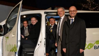 Bild: szl
Landtagsabgeordneter Tobias Reiß, Staatsminister Hans Reichhart, Erbendorfs Bürgermeister Hans Donko, Landratskandidat Roland Grillmeier und stellvertretender Landrat Alfred Scheidler fühlen sich wohl im E-Baxi. Reichhart hatte den Bescheid für eine dauerhafte Förderung und fast 400 000 Euro im Gepäck.