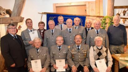 Bild: fz
Mario Rössler (sitzend zweiter von rechts) ist auch die nächsten vier Jahre Vorsitzender der KSK Irchenrieth.