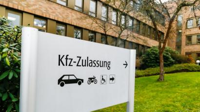 Bild: Hösamer
Soll die Zulassungsstelle am Landratsamt länger oder möglicherweise samstags geöffnet werden? Einen entsprechenden Prüfauftrag erteilte der Kreisausschuss nach einem CSU-Antrag mehrheitlich der Verwaltung.