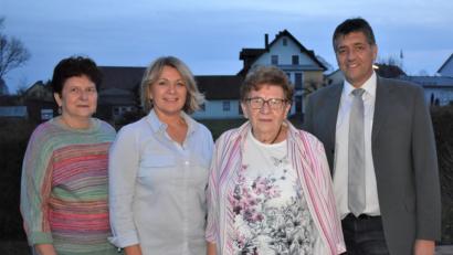 Bild: rgr
Elisabeth Stopfer (Zweite von rechts) feiert 80. Geburtstag. Dazu gratulieren Bürgermeister Edgar Knobloch sowie Monika Wessels und Tochter Jutta (von links) .