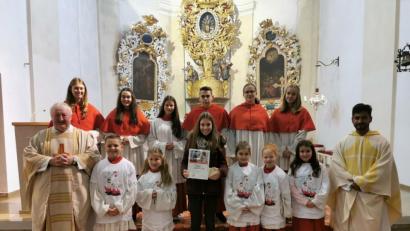 Bild: gz
Pfarrer Erwin Bauer und Pfarrvikar Bivin dankten den neuen Minis für ihre Bereitschaft am Altar zu dienen und Anna-Lena Klug für ihre siebenjährige Treue.