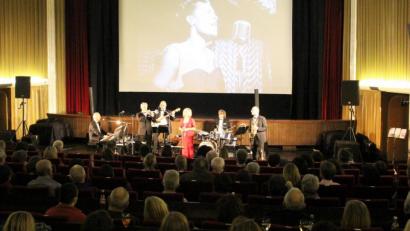 Bild: dwi
Billy Holiday auf der Leinwand, die Gruppe Cappuccino auf der Bühne: Starke Frauenstimmen heißt das Programm der Band aus Burglengenfeld, die zum 50. Geburtstag der Lebenshilfe Amberg-Sulzbach im Ring-Theater auftrat.