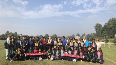 Bild: rn
Für ein Erinnerungsbild nehmen die Fußballfreunde der "Madhayapur Youth Association" in Nepal Martin Kohl in ihre Mitte.