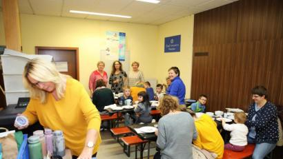 Bild: JOCHEN NEUMANN 
ERBENDORF
Mit auf dem Bild (von rechts hinten) Betriebsratsvorsitzende Christa Kropf, Porzellanmalerin Barbara Hornung und Verkaufsmitarbeiterin Marion Müller.