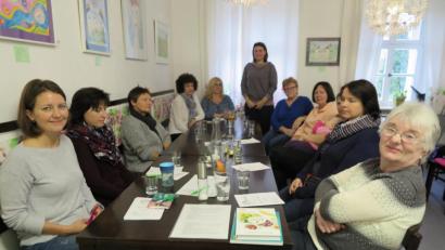 Bild: jzk
Im Familienalltag zuckerfrei zu essen, ist gar nicht so schwer, ist Ernährungsberaterin Tanja Franz (stehend) überzeugt. Den Kursteilnehmern erklärte, wie sie dies im Alltag umsetzen können.