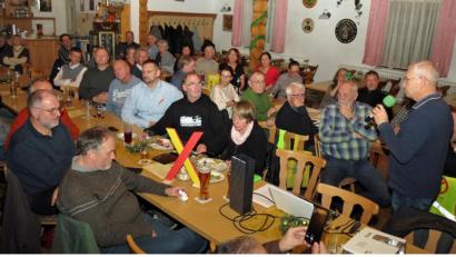 Bild: Dobmeier
"Stromtrassengegner sind keine Energiewendegegner" macht der Stammtisch des Aktionsbündnisses mit Sprecher Josef Langgärtner (stehend) klar und fordert den effizienten Masterplan für die Energiewende in Deutschland.