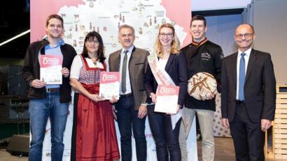 Bild: Metropolregion Nürnberg, Rudi Ott/exb
Fabian Polster von der Arge Fisch, Gabi Bleistein und Bürgermeister Roland Grillmeier als Vertreter der Zoigl-Stadt Mitterteich, Verena und Patrick Kutzer von der Bäckerei Kutzer sowie stellvertretender Landrat Alfred Scheidler (von links) freuen sich, dass es viele Produkte aus dem Landkreis auf die kulinarische Landkarte geschafft haben.