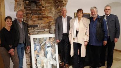 Bild: weu
Wolfgang Pöhlmann (zweiter von rechts) und seine Frau Doris begrüßen neben stellvertretendem Landrat Arnold Kimmerl (vierter von rechts), Bürgermeister Richard Tischler (rechts) und Organisatorin, Carola Reul (links), auch Studiendirektor a.D. Ulrich Wohlgemuth, der die Einführung in das Werk des Künstlers übernahm.
