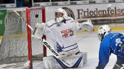 Bild: A. Schwarzmeier
Die U20-Junioren des 1. EV Weiden gewannen beide Heimspiele gegen den HC Landsberg. In dieser Szene scheitert EV-Stürmer Christian Toponar (rechts) am Landsberger Torwart.