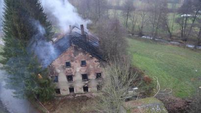 Bild: Roland Wellenhoefer
Die Plärnmühle bei Erbendorf brannte in der Nacht auf Montag bis auf die Grundmauern nieder. Das Gebäude ist sehr abgelegen und seit Jahren unbewohnt. Die Kripo Weiden ermittelt mit dem LKA auch in Richtung Brandstiftung.