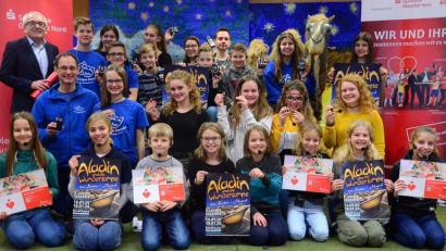 Bild: Kunz
Über neue Headsets freuen sich die Kinder vom Märchentheater der "Lustigen Konrader" mit dem Vorstandsvorsitzenden der Sparkasse Oberpfalz Nord, Ludwig Zitzmann (links).