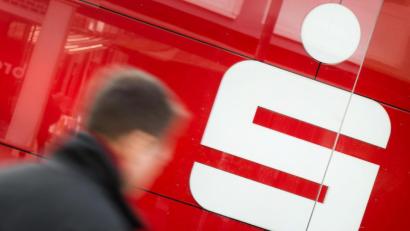 Symbolbild: Julian Stratenschulte/dpa
Die Sparkasse Regensburg kündigt die Verträge von Kunden.