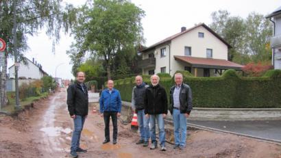 Bild: bij
Der Ausbau der Moosweiherstraße erforderte in den letzten Wochen viel Geduld und Verständnis der Anwohner. Die SPD-Stadträte Michael Högl, 2. Bürgermeister Josef Birner, Wolfgang Bosser, Günther Amann und Rudolf Wild (von links) machten sich ein Bild vom Baustellenfortschritt.