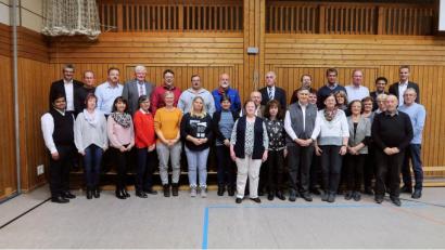 Bild: bsc
Paare aus der Pfarreiengemeinschaft Friedenfels/Fuchsmühl feierten mit einem kirchlichen und gesellschaftlichen Teil ihre Ehejubiläen. Im Bild die Ehepaare aus Fuchsmühl mit dem Sprecher des Pfarrgemeinderates, Carsten Klöble, und Pfarrer Joseph (hinten von rechts) sowie dem Zweiten Sprecher des Pfarrgemeinderates, Uwe Heider (hinten links), und Pater Martin (vorne links).