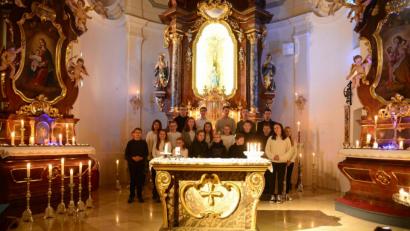 Bild: bey
Die Ministranten der Kreuzbergkirche gestalteten am Sonntagabend einen beeindruckenden Lichtergottesdienst, der dank der musikalischen Umrahmung durch das Klassik-Duo "Brasso Continuo" einen echten festlichen vorweihnachtlichen Charakter erhielt.