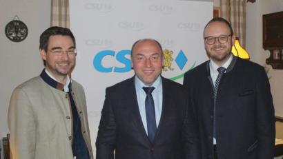 Bild: Schönberger, Ferdinand [fsb]
CSU-Bürgermeisterkandidat Gerhard List (Mitte) mit Landrat Andreas Meier (rechts) und Kreisvorsitzendem Stephan Oetzinger freuen sich auf künftige Aufgaben.