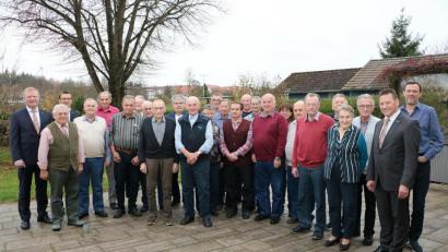 Bild: gru
Beim gemütlichen Ehrennachmittag waren im Cafe Heldrich anwesend:Jürgen Barnutz, Alfred Brunner, Josef Ertl, Franz Johann Geilersdörfer, Gerd Geismann, Erwin Graf, Richard Heldrich, Ernst Leonhard Kölbel, Baptist Kraus, Konrad List, Hermann Luber, Peter Klaus Otto Müller, Adolf Ottmann (60 Jahre), Emma Babette Ottmann, Georg Pirner, Hans Pirner, Christian Johann Rümpelein (60 Jahre), Hans Rupprecht, Liselotte Gunda Schmiderer, Leonhard Schmidt, Georg Schötz und Erwin Georg Stubenvoll.
