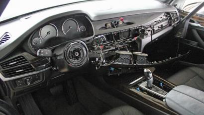 Bild: Polizei/exb
Professionell bauten die „Automarder“ das Navigations- und Entertainmentsystem sowie das Lenkrad mit Airbag aus.