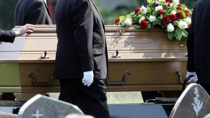 Bild: Federico Gambarini/epa
Der letzte Weg. Knapp 12000 Oberpfälzer traten ihn 2017 an. Über die Todesursachen gibt die Statistik Auskunft.