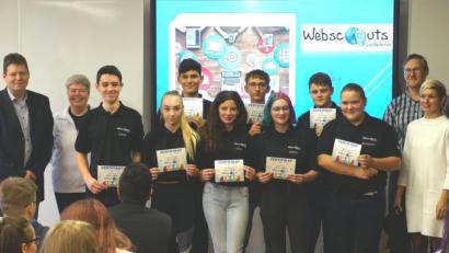 Bild: Hirsch
Rektor Christian Ernstberger, Birgit Zwicknagel von den Computermäusen Stamsried, Lukas Kling, Sophia Schneider, Diar Berisha, Lena Bressler, Mateusz Sadurski, Melina Haag, Emil Waschenin, Michaela Zimmermann, Dr. Thorsten Schmidt und Franziska Karg-Röckl (von links) starten an der Mittelschule Dachelhofen das Projekt „Webscouts“.