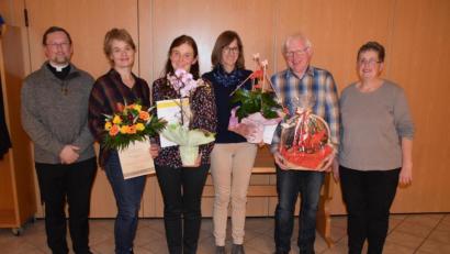 Bild: swo
Pfarrvikar Christian Preitschaft (links) und Chorleiterin Maria Birner (rechts) bedankten sich für langjährige Chormitgliedschaft bei (von links) Margit Friedl, Theresia Kick, Lisa Kohl und Wolfgang Schöpf.
