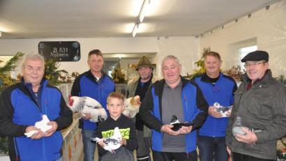 Bild: ak
Den Züchtern um Vorsitzenden Helmut Kopp (Dritter von links) ist die Freude über die Bewertungen für ihre Hühner und Tauben anzusehen.